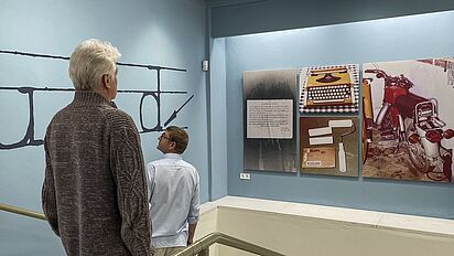 Zwei Besucher sehen sich die Exponate der Ausstellung an
