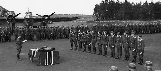 Verleihung von Orden / Auszeichnung (?) von Soldaten der Luftwaffe auf einem Flugplatz in Frankreich