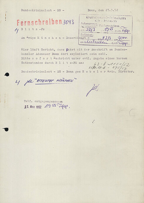 Mit Maschine geschriebener Text mit handschriftlichen Ergänzungen, Stempeln sowie durch Schwärzung anonymisierten Namen