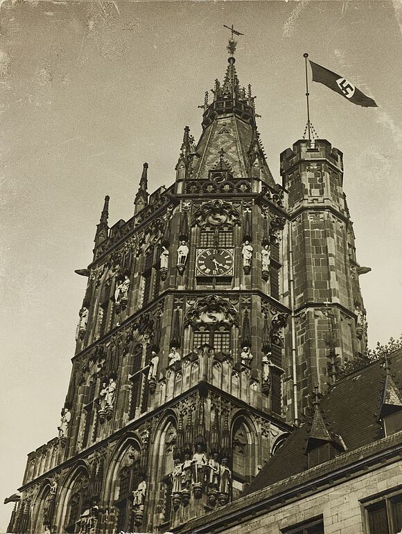 Kölner Rathaus im Jahr 1933 Blick auf den Kölner Rathausturm mit gehisster Hakenkreuzfahne