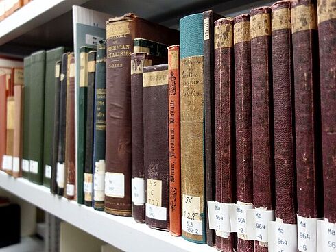 Teile des Bestandes der Privatbibliothek von Marx und Engels in einem Magazinregal