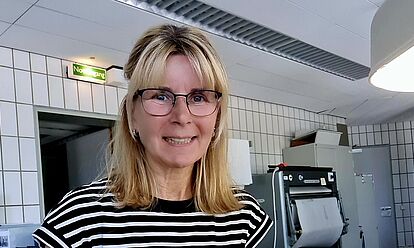 Die Fotorestauratorin Claudia Caserta-Metzner an ihrem Arbeitsplatz