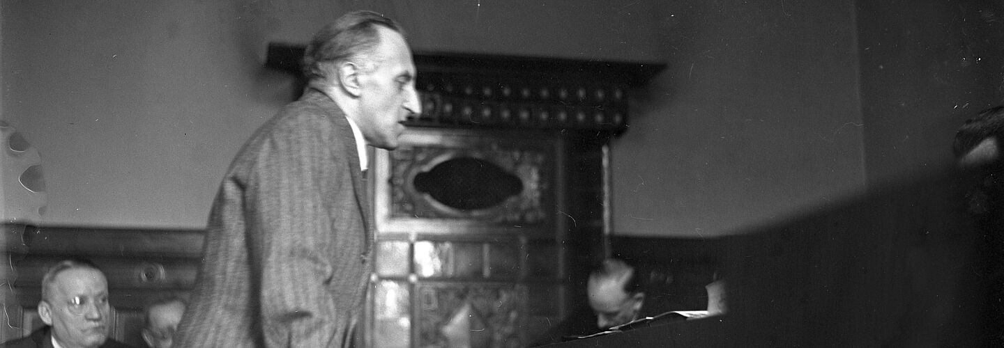 Carl von Ossietzky im Zeugenstand eines Gerichtssaals in Berlin-Moabit 