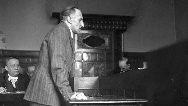 Carl von Ossietzky im Zeugenstand eines Gerichtssaals in Berlin-Moabit