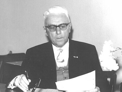 Dr. Erich Murawski am Schreibtisch