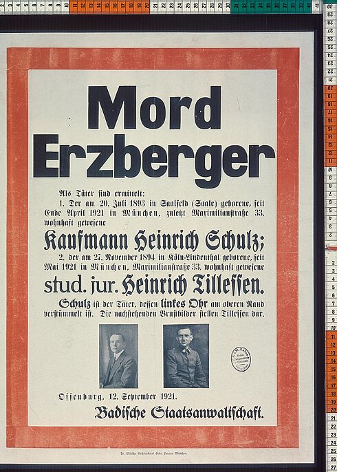 Plakat mit rotem Rahmen und großer Aufschrift "Mord Erzberger", darunter Namen, persönliche Daten und Fotos der beiden mutmaßlichen Täter