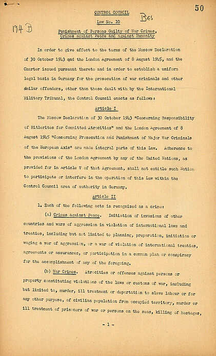 Abgebildet ist eine englischsprachige Fassung des Kontrollratsgesetzes Nr. 10 des Alliierten Kontrollrats.