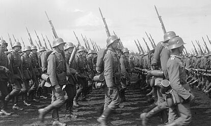 Manöver des VI. Armeekorps&nbsp;in der Lüneburger Heide, Vorbeimarsch der Infanterie (September 1935)