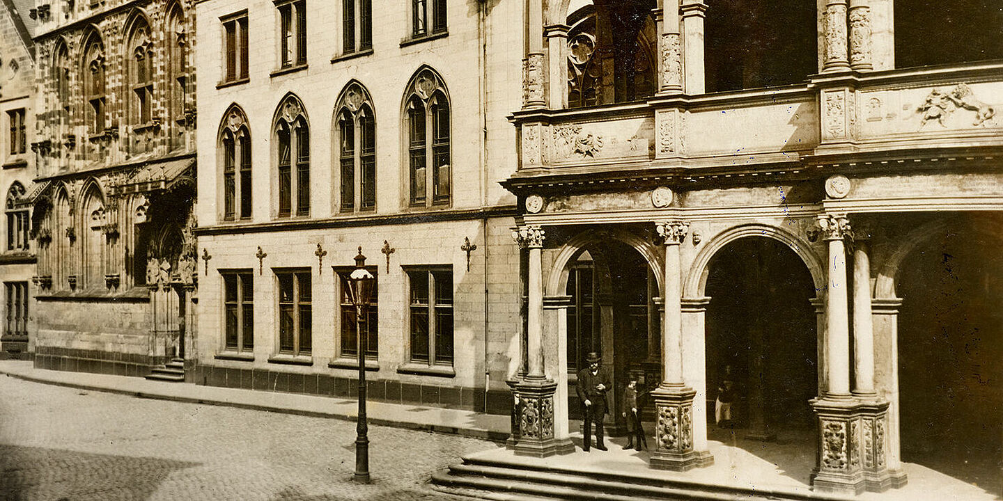 Außenansicht des Kölner Rathauses in den 1920er/30er Jahren, Quelle:
            BArch,&nbsp;Bild 183-J14629 / o. Ang.