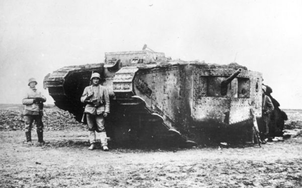 Eroberter britischer Panzer ("Tank"), bewacht von deutschen Soldaten, 1917