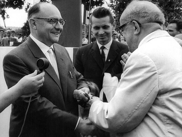 Der Oberbürgermeister von Groß-Berlin, Friedrich Ebert, und der Tierpark-Direktor Heinrich Dathe bei der symbolischen Schlüsselübergabe zur Eröffnung des Alfred-Brehm-Hauses.