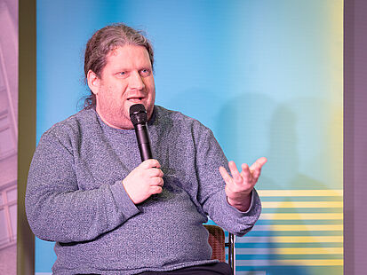 Podiumsdiskussion am 15. Januar 2025 Dr. Daniel Kubiak, Sozialwissenschaftler, hebt die Bedeutung der Lehren aus der friedlichen Revolution für den heutigen Umgang mit autoritären Systemen hervor.