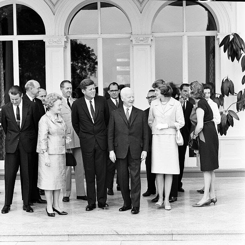 Bundespräsident Lübke begrüßt Kennedy und eine Gruppe weiterer Gäste vor der Villa Hammerschmidt, 1963