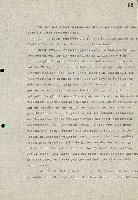 maschinengeschriebenes Dokument mit handschriftlichen Korrekturen und Streichungen