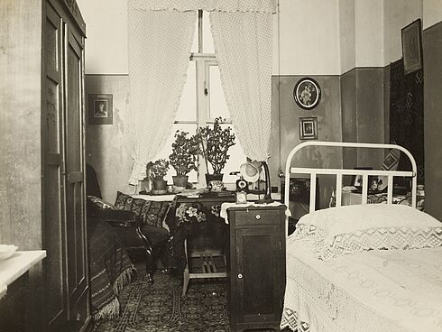 Wohnraum einer weiblichen Angestellten