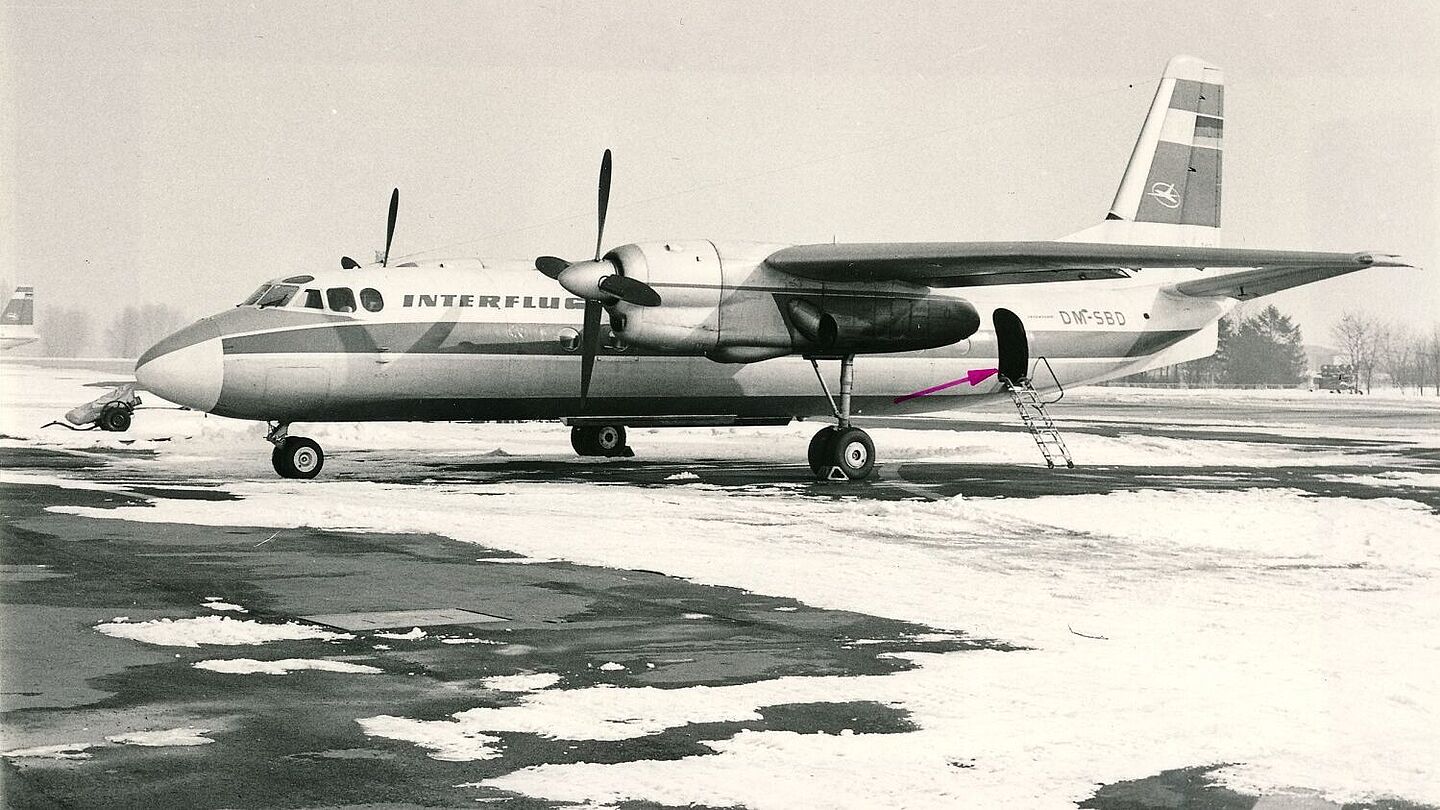 Passagierflugzeug der DDR-Linie "Interflug" auf einem Rollfeld, Quelle:
            BStU, MfS, HA IX, Nr. 10390, Bl. 61