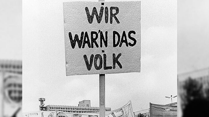 Demonstration mit hochgehaltenen Plakat 'Wir war'n das Volk'