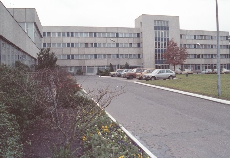 Betonierte Auffahrt vor dem Plattenbaukomlpex des Krankenhauses in Berlin-Buch, 1990