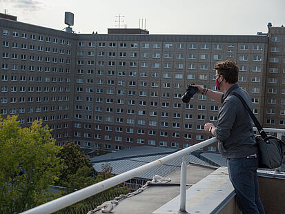 Besucher auf dem Gelände "Stasi-Zentrale. Campus für Demokratie" am Tag des offenen Denkmals schießt ein Foto.