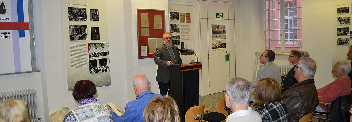 Prof. Dr. Walter Mühlhausen bei einem Vortrag in Rastatt am 02.04.2019 über „Friedrich Ebert und die Gründung der Weimarer Republik“