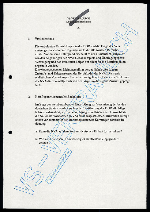 Maschinengeschriebenes Dokument mit den Hinweisen „VS-Vertraulich“ und „VS-Einstufung aufgehoben“