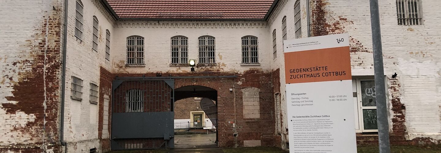 Eingangsbereich der Gedenkstätte Zuchthaus Cottbus