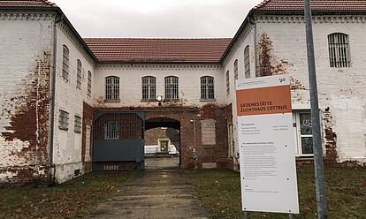 Eingangsbereich der Gedenkstätte Zuchthaus Cottbus