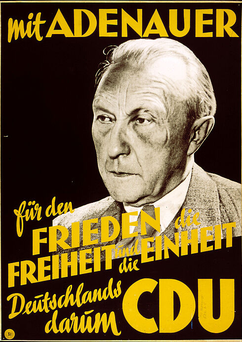 Plakat mit Schwarz-Weiß-Porträt von Konrad Adenauer sowie mit gelber Aufschrift „Mit Adenauer für den Frieden, die Freiheit und die Einheit Deutschlands, darum CDU“.