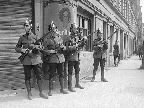 Der „Berliner Blutmai“ 1929: Polizeiposten in den Strassen Neuköllns beobachten gegenüberliegende Häuser
