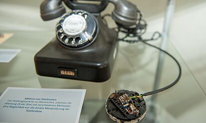 Telefon mit Abhörvorrichtung (Wanze)