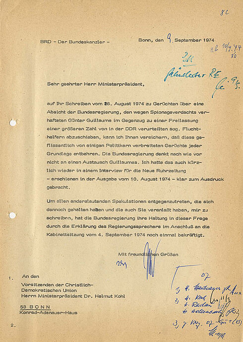 Maschinengeschriebenes Dokument mit händischer Unterschrift und vielen handschriftlichen behördlichen Vermerken