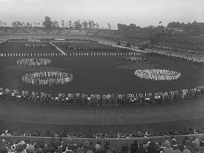 Im Deutschen Stadion singen 50.000 Schulkinder während der Feierlichkeiten zum 80. Geburtstag des Reichspräsidenten Paul von Hindenburg ein Lied 