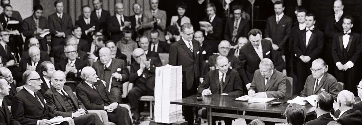 Am 22. Januar 1972 unterzeichnet der britische Premierminister Edward Heath im Egmont-Palast in Brüssel den Vertrag über den Beitritt zu den Europäischen Gemeinschaften (links: Außenminister Sir Alec Douglas-Home, rechts: Europaminister Geoffrey Rippon). – vgl. 101. Kabinettssitzung am 23. Februar 1972, TOP 2