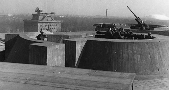 Kommandogerät und schweres Geschütz auf dem Flakturm&nbsp;in Berlin (16. April 1942)