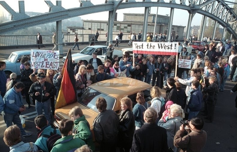 Westberliner Schüler bilden am 10. November 1989 am Grenzübergang Bornholmer Straße (Böse-Brücke) Spalier zum Empfang von Besuchern aus der DDR.