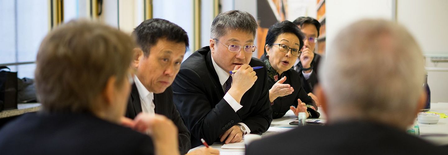 Das Bild zeigt Roland Jahn, der Bundesbeauftragter für die Stasi-Unterlagen zusammen mit Frau Prof. Dr. Menne-Haritz, ehemalige Vize-Präsidentin vom Bundesarchiv, im Gespräch mit einer Delgeation der KMT-Partei aus Taiwan.