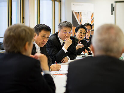 Das Bild zeigt Roland Jahn, der Bundesbeauftragter für die Stasi-Unterlagen zusammen mit Frau Prof. Dr. Menne-Haritz, ehemalige Vize-Präsidentin vom Bundesarchiv, im Gespräch mit einer Delgeation der KMT-Partei aus Taiwan.