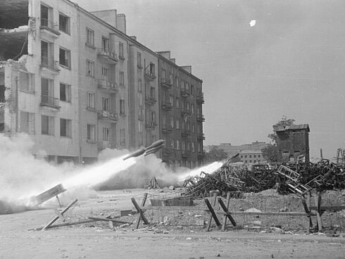 Zwei Raketenwerfer feuern Raketen ab.