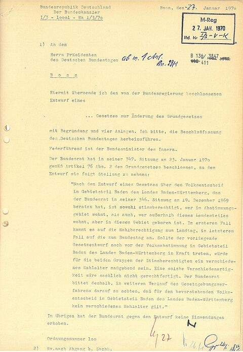 maschinentextliches Dokument mit handschriftlich ergänzten behördlichen Daten und Angaben und Unterschriftskürzeln