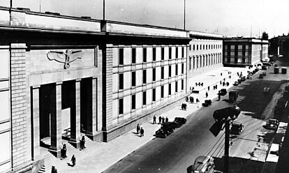 Blick von der Voßstraße auf das Gebäude der Neuen Reichskanzlei, ca. 1940