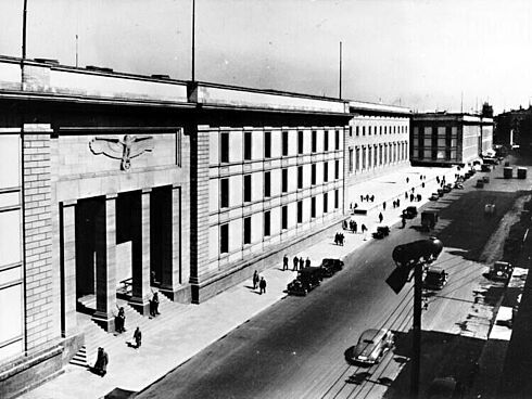 Blick von der Voßstraße auf das Gebäude der Neuen Reichskanzlei, ca. 1940