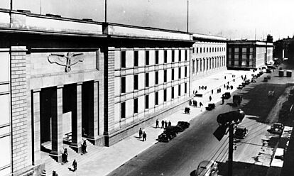Blick von der Voßstraße auf das Gebäude der Neuen Reichskanzlei, ca. 1940
