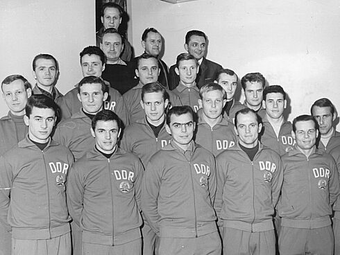 Mannschaftsfoto der Fußball-Nationalmannschaft der DDR vom 13. Januar 1967 vor einer Länderspielereise in Afrika Mannschaftsfoto der Fußball-Nationalmannschaft der DDR vom 13. Januar 1967 vor einer Länderspielereise in Afrika