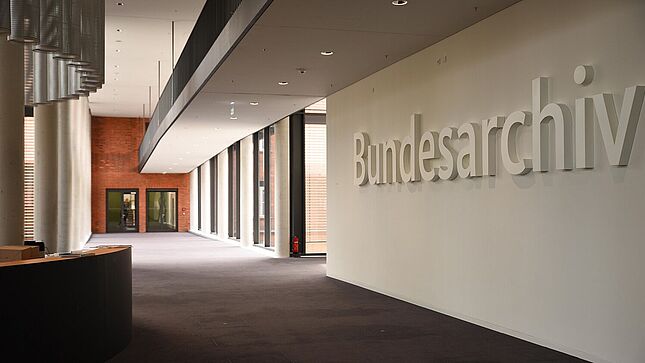 Foyer im Bundesarchiv-Lichterfelde mit Schriftzug 'Bundesarchiv'