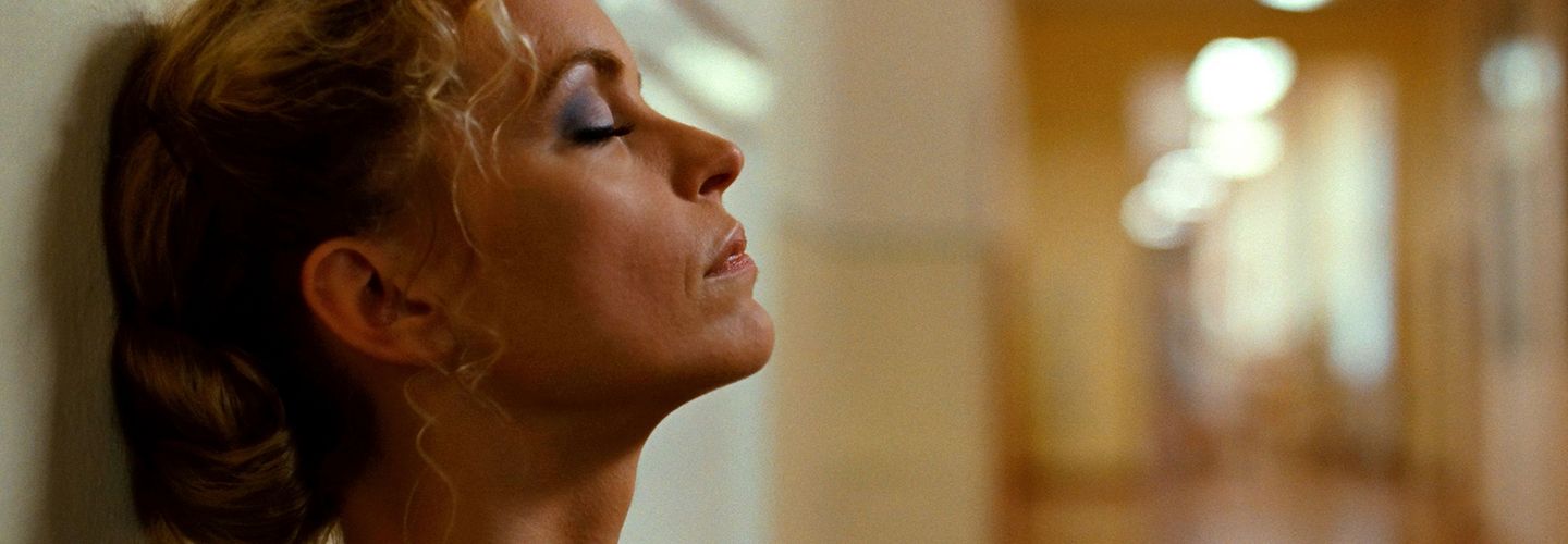 Szene aus dem Film 'Barbara'. Eine Frau lehnt den Kopf an eine Wand.