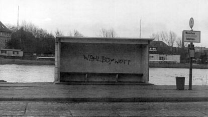 gesprühte Losung Wahlboykott in einem Bushäuschen