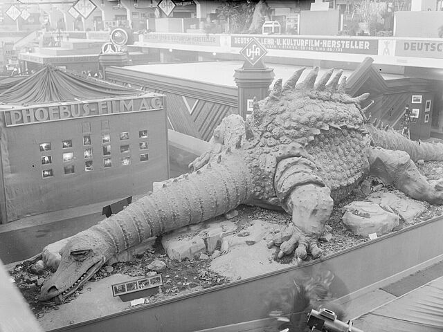 Kino-Photographische Ausstellung am Kaiserdamm in Berlin im September 1925: Blick in die Ausstellungshalle mit einem „Riesendrachen“ aus dem Film „Die Nibelungen“ von Fritz Lang