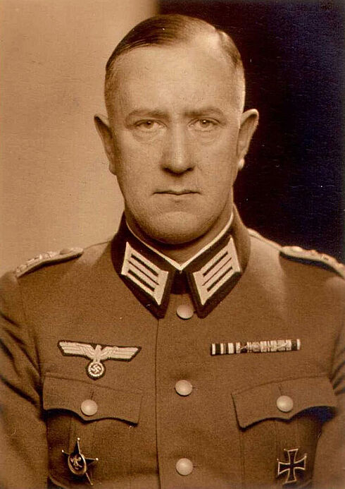 Schwarz-Weiß-Porträtfoto von Gustav Streve in Uniform mit mehreren Orden und Abzeichen