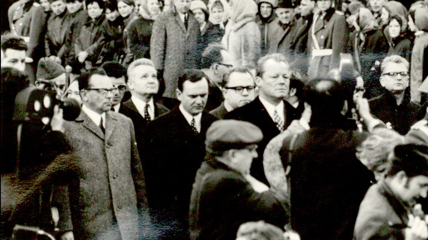 Willy Brandt seinem Besuch der KZ-Gedenkstätte Buchenwald, Quelle:
            BStU, MfS, BV Erfurt, AS 4/71, Bd. 7, Bl. 2, Bild 001