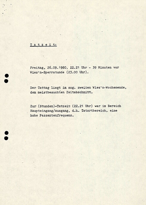 Das Dokument zeigt den Zwischenbericht der Sonderkommission zum Sprengstoffanschlag auf dem Oktoberfest 1980. Im Bericht werden die Tat, die Ermittlungen und die nächsten Schritte der Ermittlung und Öffentlichkeitsarbeit.